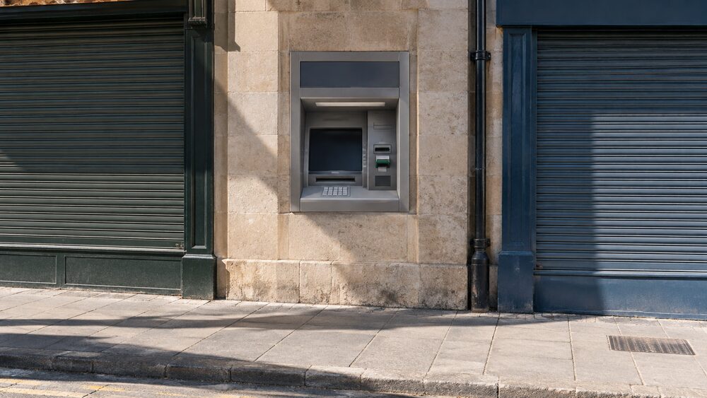 Withdrawing cash from machines abroad: fees and limits